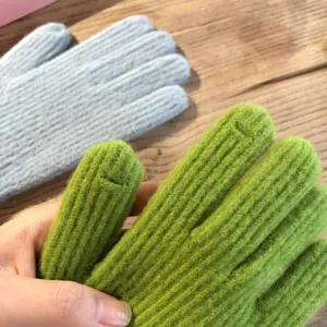 Einfarbige Strick-Touchscreen-Handschuhe aus Wolle, bequemes Material für warme Hände im Winter.