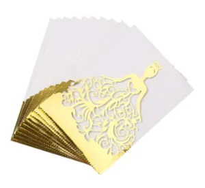Tarjetas de invitación de boda cortadas por láser con diseño de vestido dorado y hojas.