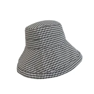 Chapeau seau classique à carreaux noirs et blancs à large bord pour une protection solaire d'été.