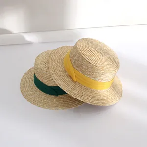 Detailaufnahme eines Sommer-Strohhutes mit buntem Band, ideal für Strandurlaub und Sonnenschutz.