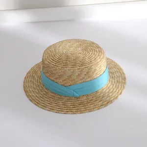 Nahaufnahme des eleganten Stroh-Booterhutes mit hellblauem Schleifenband und feiner Webung.