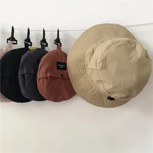 Detailansicht der faltbaren, wasserdichten Anglermütze, leichter Sommer-Sonnenhut outdoor.