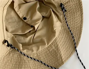 Detailansicht des khaki wasserdichten Fischerhutes mit verstellbarem Kordelzug für Outdoor.