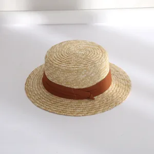 Nahaufnahme der Sommerstrohhut-Details, feine geflochtene Textur mit elegantem braunen Band.