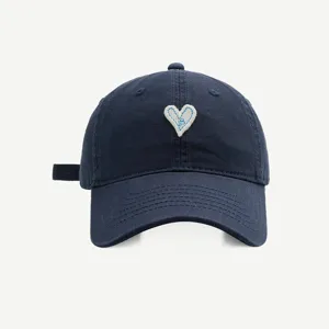 Klassische dunkelblaue Baumwoll-Baseballcap mit süßem Herz-Stickerei-Design für Alltag.