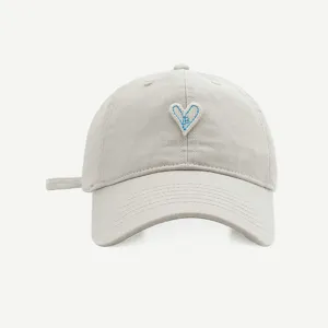 Graue Baumwoll-Baseballkappe mit blauer Herz-Bestickung, lässiger Sonnenschutz für Damen.