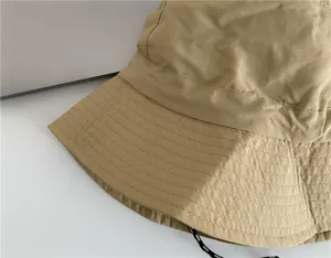 Nahaufnahme des khaki wasserdichten Fischerhuts aus leichtem schnelltrocknendem Outdoor-Stoff.
