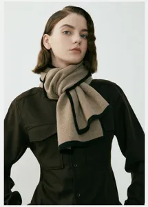 Sciarpa in maglia con bordo a contrasto, accessorio invernale accogliente, materiale morbido.