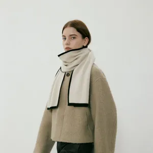Morbida sciarpa invernale da donna in maglia con eleganti bordi a contrasto per calore.