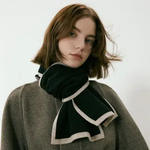 Elegante sciarpa in maglia bicolore da donna per l'inverno, morbida e calda per il freddo.