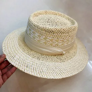 Vue rapprochée du chapeau de paille raffia pour femmes, chapeau de soleil vintage large.