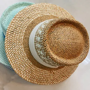 Chapeau de soleil en paille tressée chic pour femmes, idéal pour vacances d'été et style rétro.