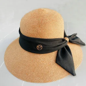 Chapeau de paille d'été avec nœud ruban noir et détail en métal, chapeau de plage à large bord.