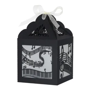 Boîte en papier découpée au laser noir avec motif de notes de musique et ruban blanc.