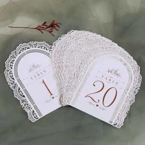 Set di numeri da tavolo per matrimonio in pizzo bianco intagliato al laser per ricevimento.