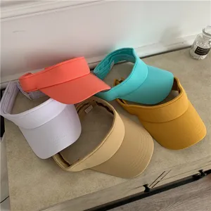 Nahaufnahme von atmungsaktiven Mesh-Sonnenschirmen in mehreren Farben für den Sommer.