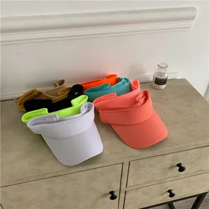 Sommer lebendige UV-Schutz leere Mütze Detail zeigt verschiedene bunte Visor Kappen.