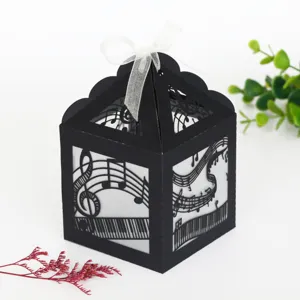 Gros plan détail de la boîte cadeau lanterne creuse en papier noir découpé au laser avec ruban.
