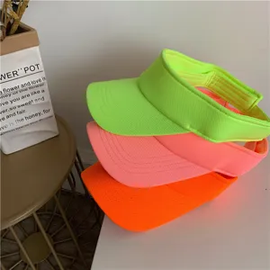 Detailansicht der neonfarbenen Sommer Sonnenblende Kappe, atmungsaktives Mesh Gewebe, ideal.
