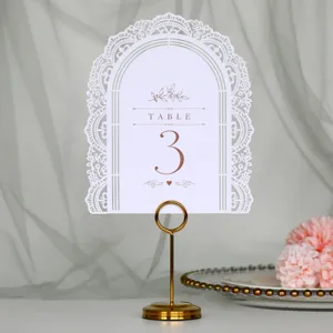 Carta per numero tavolo da matrimonio in pizzo bianco con supporto dorato per festa