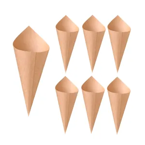 Detalle de conos de papel kraft para confeti, tubos cónicos de papel para decoración de boda.