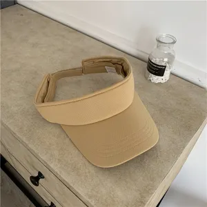 Beige leere Sonnenblende Kappe, atmungsaktive Mesh Outdoor Sportkappe mit verstellbarem Gurt.