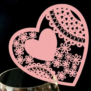 Tarjeta de sitio corazon corte laser rosa para elegante decoracion copa de vino de boda.