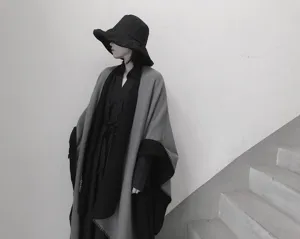 Elegante mantella scialle reversibile nero e grigio effetto cashmere donna, caldo inverno.
