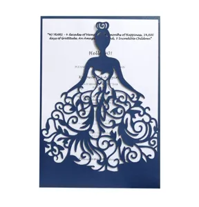Vista detallada de tarjeta de invitación de boda hueca cortada con láser con silueta de vestido.