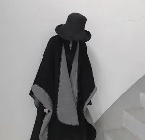 Mantella scialle reversibile nero grigio effetto cashmere, design minimal per inverno.