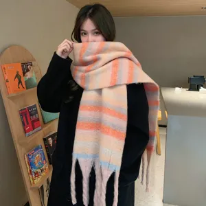 Morbida sciarpa invernale da donna in maglia con frange e sfumatura di colore calda.