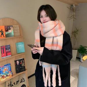 Dettaglio della sciarpa in maglia con frange sfumate, accessorio invernale morbido e caldo.