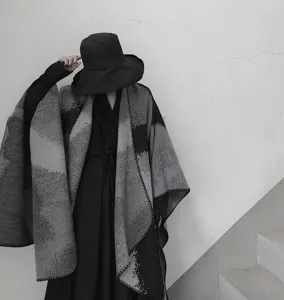 Mantella scialle reversibile minimalista nero e grigio effetto cashmere tie-dye autunno inverno.