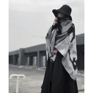 Primo piano dello scialle effetto cashmere nero e grigio tie-dye, mantella autunnale.