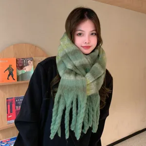 Sciarpa con frange a maglia sfumata verde dettaglio, scaldacollo invernale caldo.
