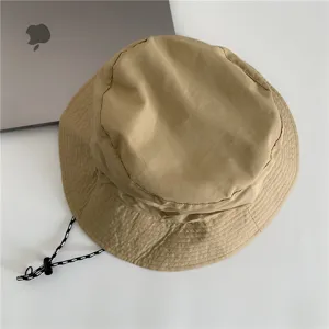 Detailaufnahme eines khaki wasserdichten schnelltrocknenden Fischerhuts mit Kordel.