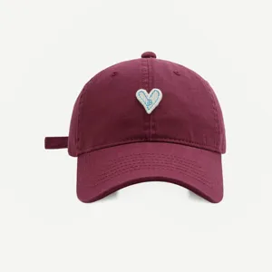 Bequeme Baumwoll Baseballcap in Weinrot mit süßer blauer Herzstickerei für Damen.