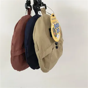 Detail des falzbaren Fischerhutes mit verpackbarer Tasche und tragbaren Hängeclips.
