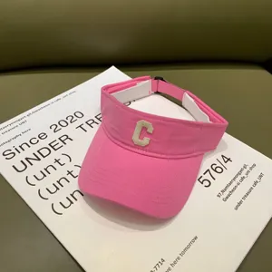 Rosa leere Oberseite Sonnenschutz Kappe fuer Damen mit trendiger weisser C Stickerei.