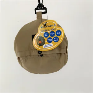 Zusammengefalteter khaki Anglerhut mit praktischer Aufbewahrungstasche und Produktdetail.