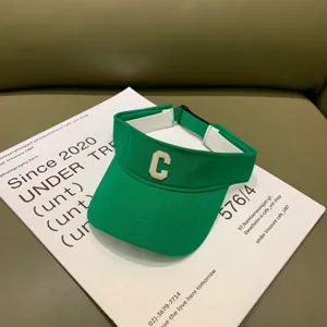 Nahaufnahme eines grünen Sommer-Visors mit leerer Oberseite und weißer Buchstabe C Bestickung.
