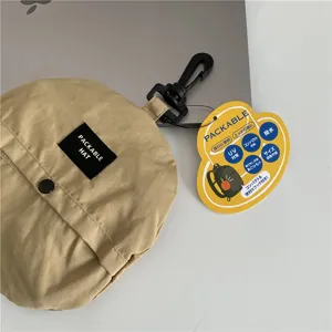 Packbarer Sommer-Sonnenhut Detail mit tragbarem Haken, wasserdichtem Stoff und Merkmalen.