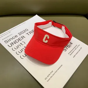 Rote Schildmütze ohne Oberseite mit C-Stickerei, ideal für Sommerschutz und modische Alltagsmode.