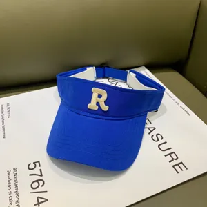 Modischer blauer Sonnenhut mit leerem Oberteil und beigeem R-Stickerei-Design für Damen und Herren.