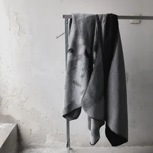 Dettaglio scialle effetto cashmere tintura nero grigio texture mantepa caldo inverno