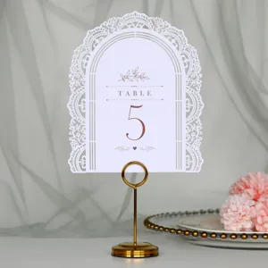 Elegante carta per numeri da tavolo ad arco bianco con supporto dorato, ideale nozze.
