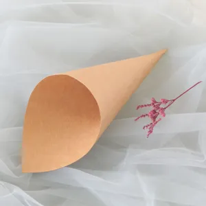 Cono de confeti de papel kraft vista detallada para fiesta de boda y decoracion