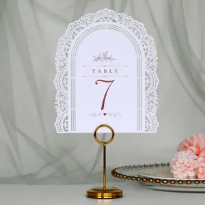Segnatavolo da matrimonio bianco intagliato al laser con supporto dorato, decorazione.