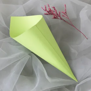 Cono de confeti de papel verde claro para fiesta de bodas, tubo de embalaje de flor de papel detalle.