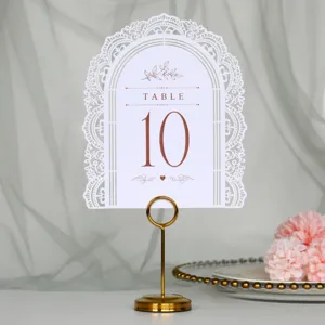 Elegante carta bianca traforata per numero tavola matrimonio con supporto dorato